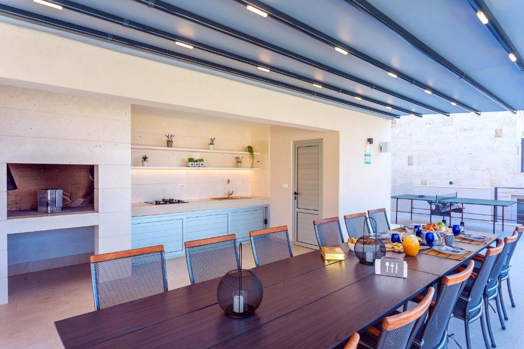 Nápoje v ubytovaní Villa Diva with 7 bedrooms, heated pool, sauna and fun zone, sea views