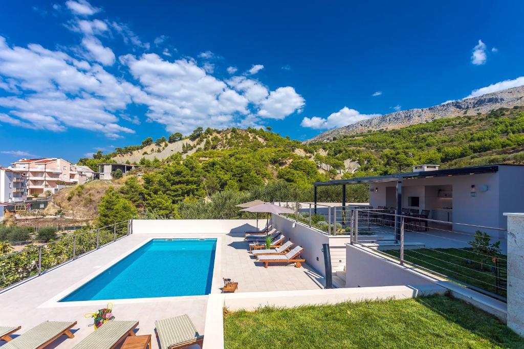 Bazén v ubytovaní Villa Diva with 7 bedrooms, heated pool, sauna and fun zone, sea views alebo v jeho blízkosti