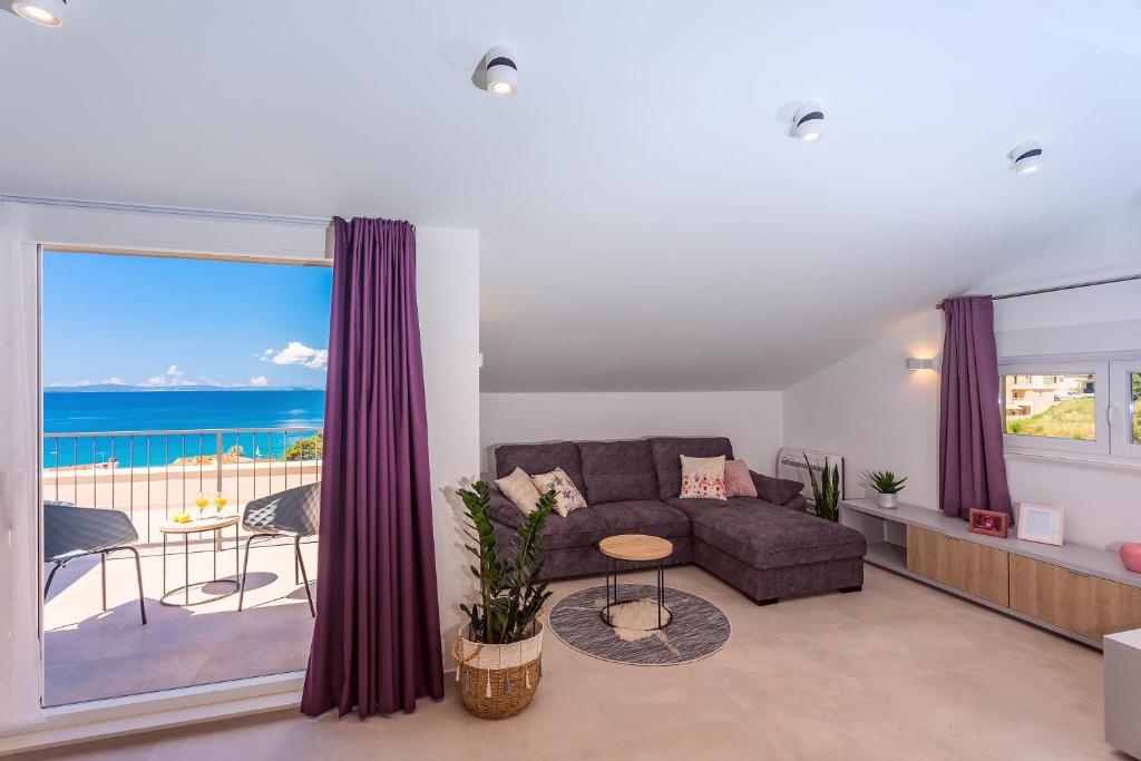 Posedenie v ubytovaní Villa Diva with 7 bedrooms, heated pool, sauna and fun zone, sea views