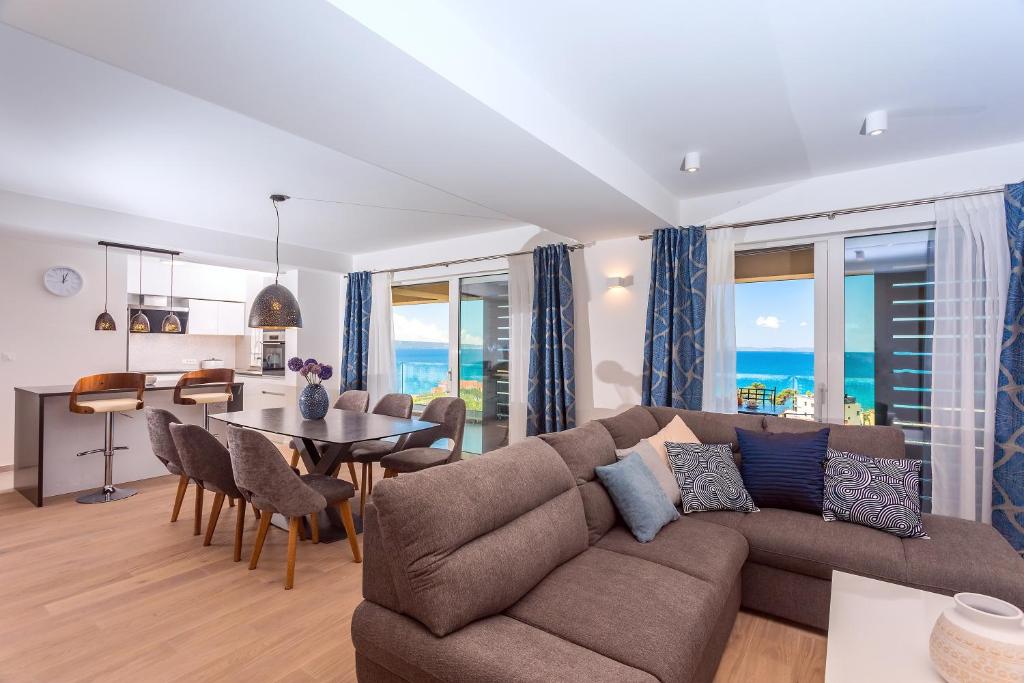 Posedenie v ubytovaní Villa Diva with 7 bedrooms, heated pool, sauna and fun zone, sea views