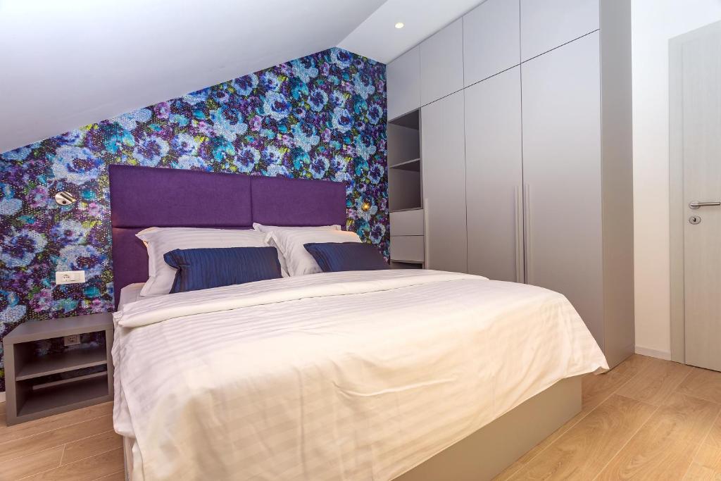 Posteľ alebo postele v izbe v ubytovaní Villa Diva with 7 bedrooms, heated pool, sauna and fun zone, sea views