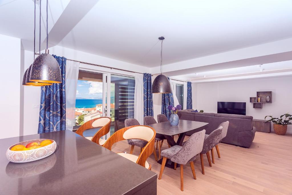 Posedenie v ubytovaní Villa Diva with 7 bedrooms, heated pool, sauna and fun zone, sea views
