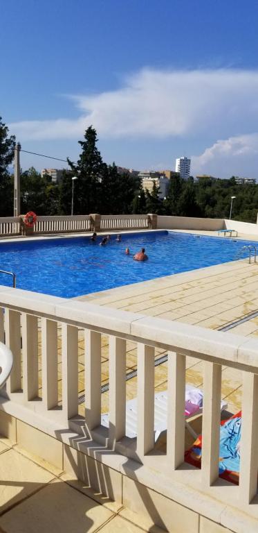 Bazén v ubytovaní apartamento Alma alebo v jeho blízkosti