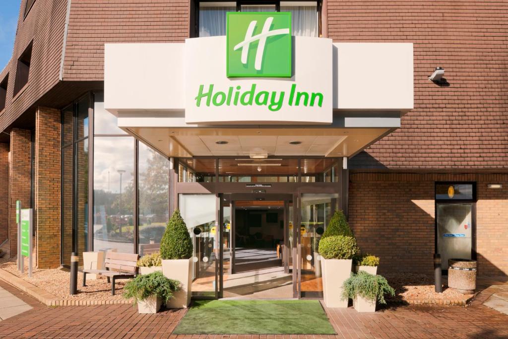 Holiday Inn Lancaster, an IHG Hotel في لانكستر: مدخل الفندق مع وجود لافتة لنزل عطلة