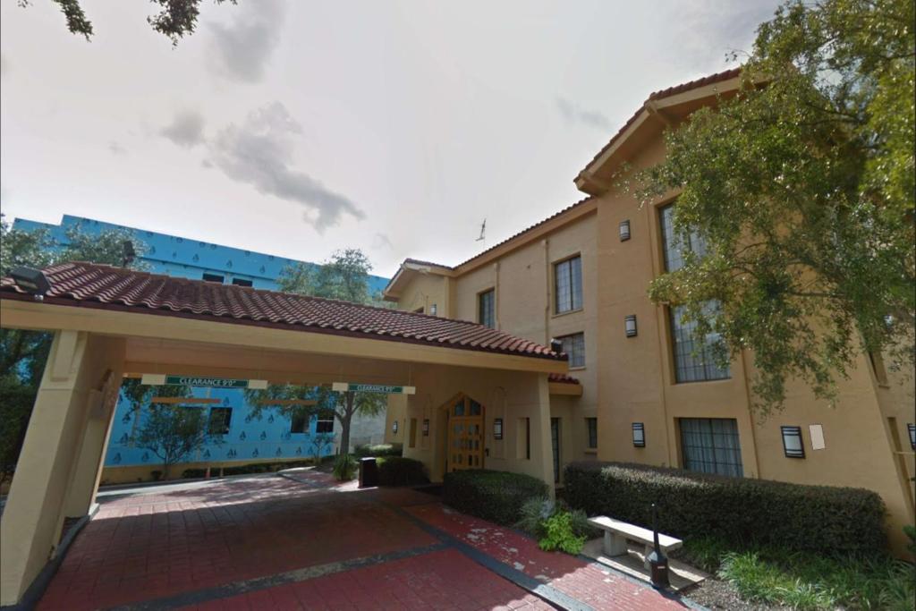 un bâtiment avec un passage en brique rouge devant dans l'établissement Days Inn by Wyndham Gainesville Florida, à Gainesville