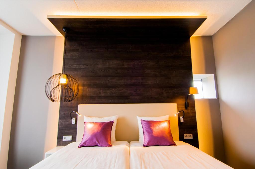 Llit o llits en una habitació de Golden Tulip Zoetermeer - Den Haag