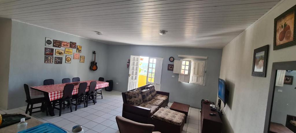 CASA ACONCHEGANTE E ESPAÇOSA