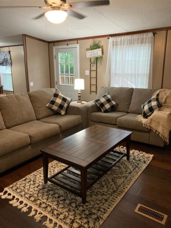 Sala de estar con 2 sofás y mesa de centro en The Towner Cozy country home Red River Gorge en Stanton