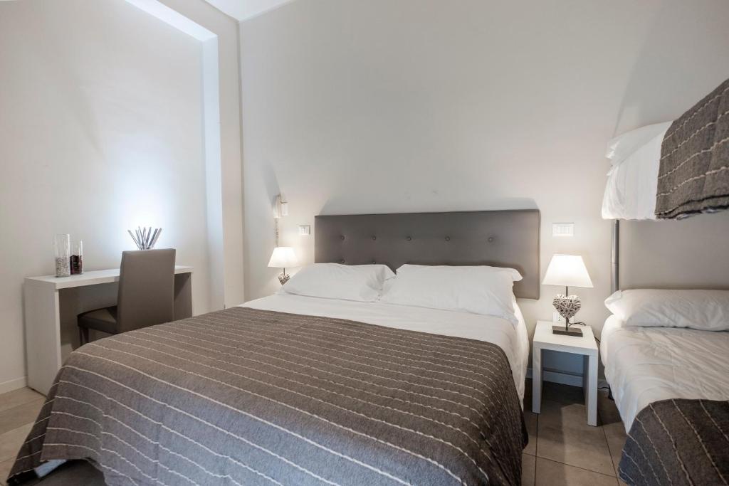 um quarto de hotel com uma cama grande e uma secretária em HOTEL CONDOR em Rimini