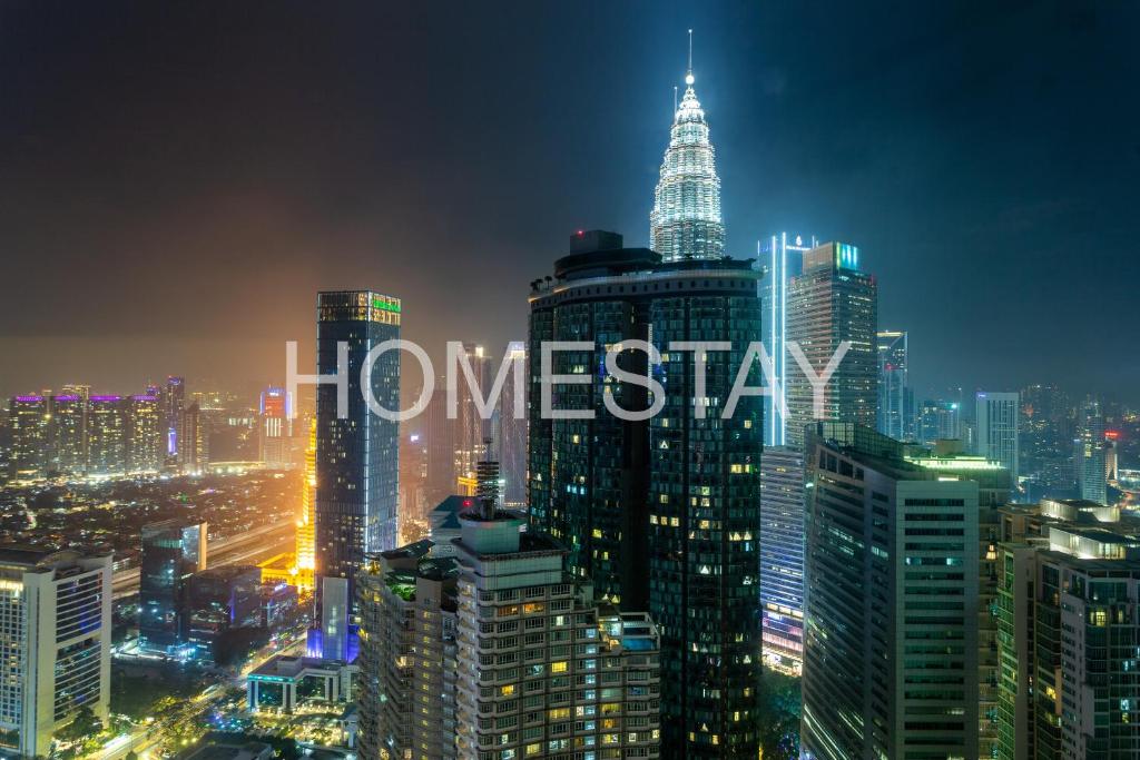 um horizonte da cidade à noite com as palavras hong kong em Vortex KLCC Suites by Homestay em Kuala Lumpur