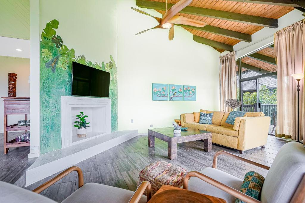 Una sala de estar con un sofá y un televisor. en Mauna Kai 6B, en Princeville