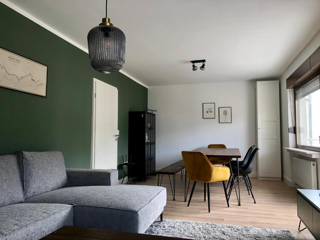 uma sala de estar com um sofá e uma mesa em Haus Mosel Tales in Cochem für bis zu 9 Personen em Cochem