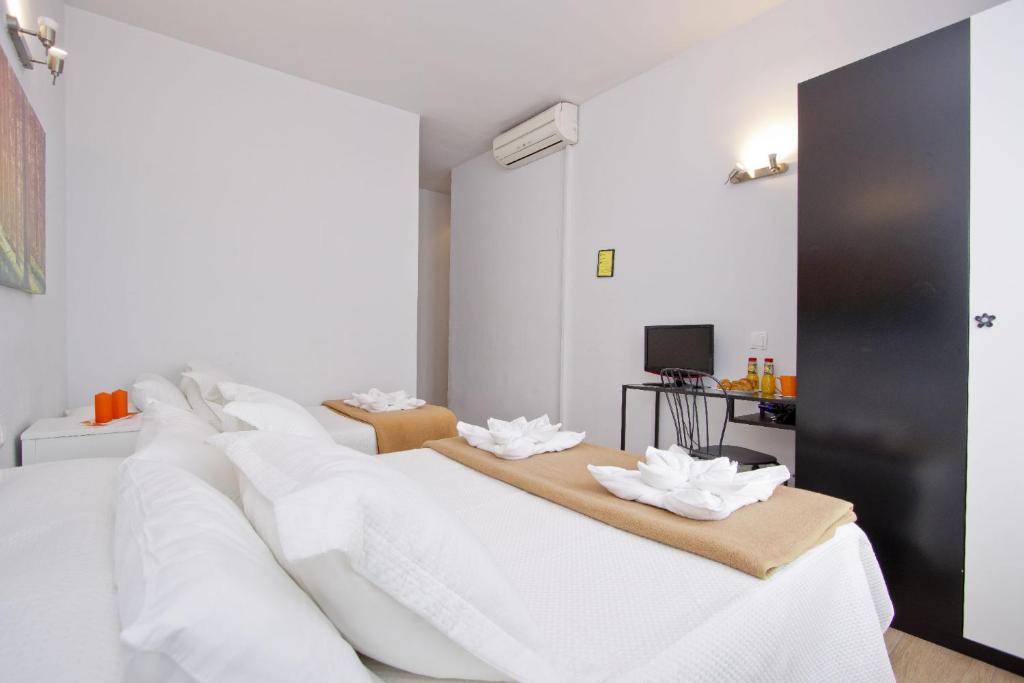 Televízia a/alebo spoločenská miestnosť v ubytovaní Barcelona City Hotel