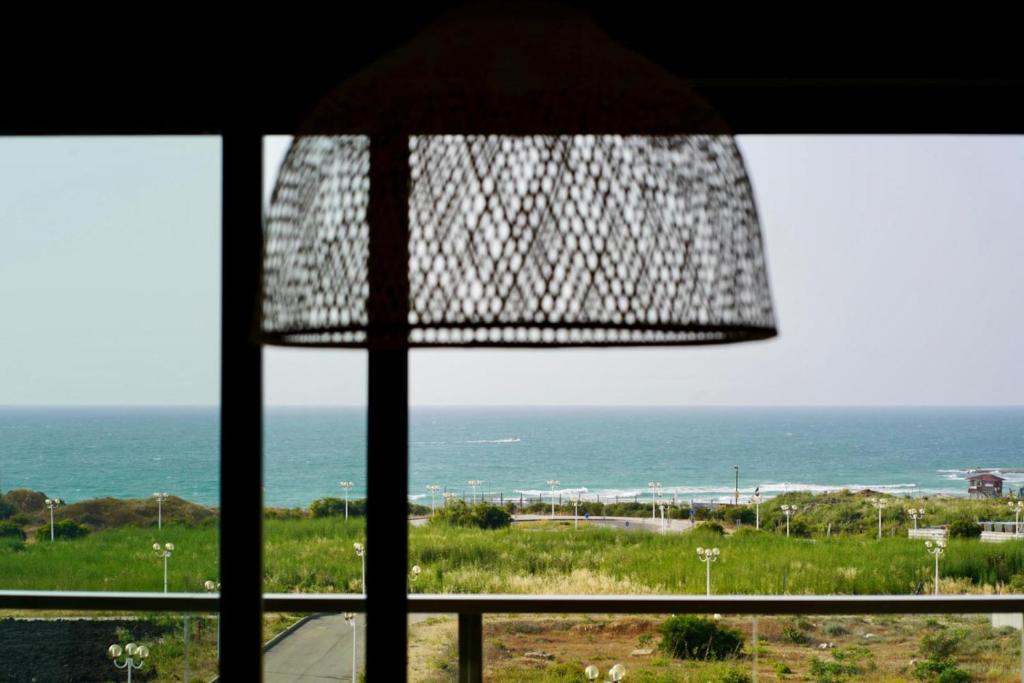 una ventana con vistas al océano en 4 Bedroom Beach Apartment with Stunning Views en Nahariyya