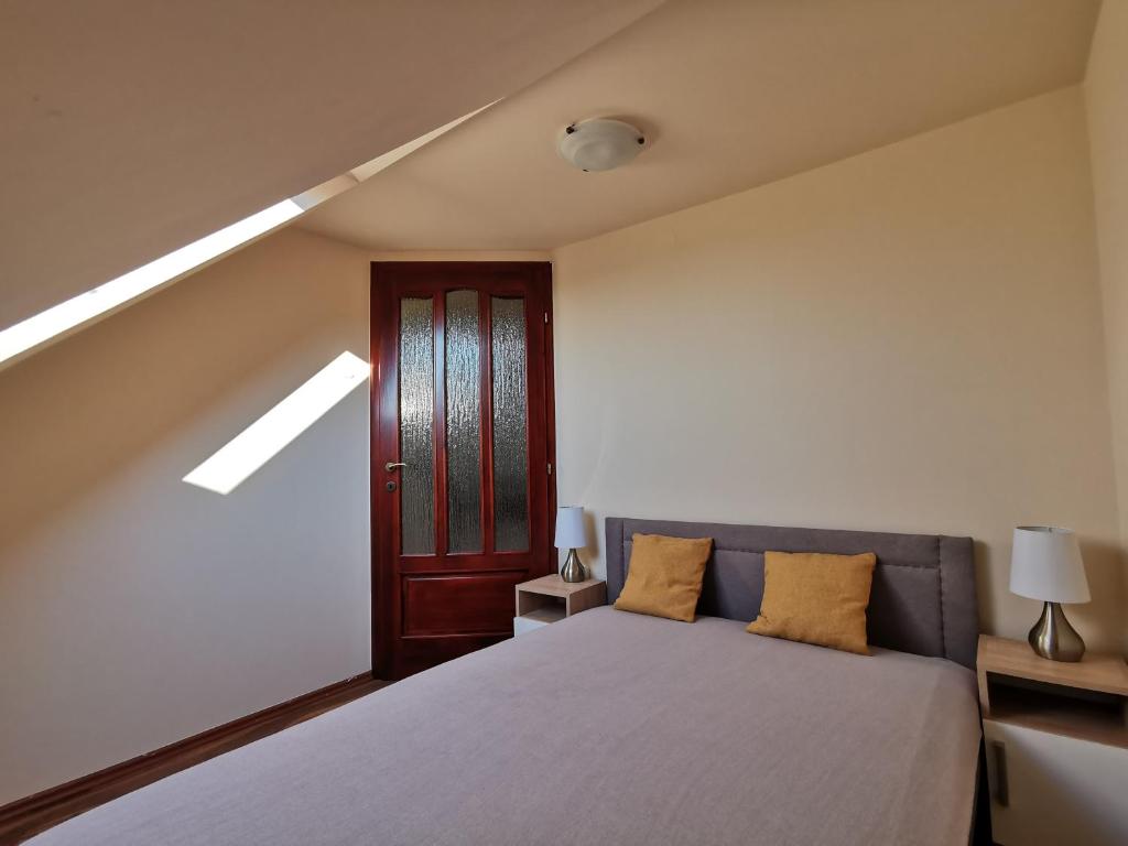 Postel nebo postele na pokoji v ubytování Galery Apartman