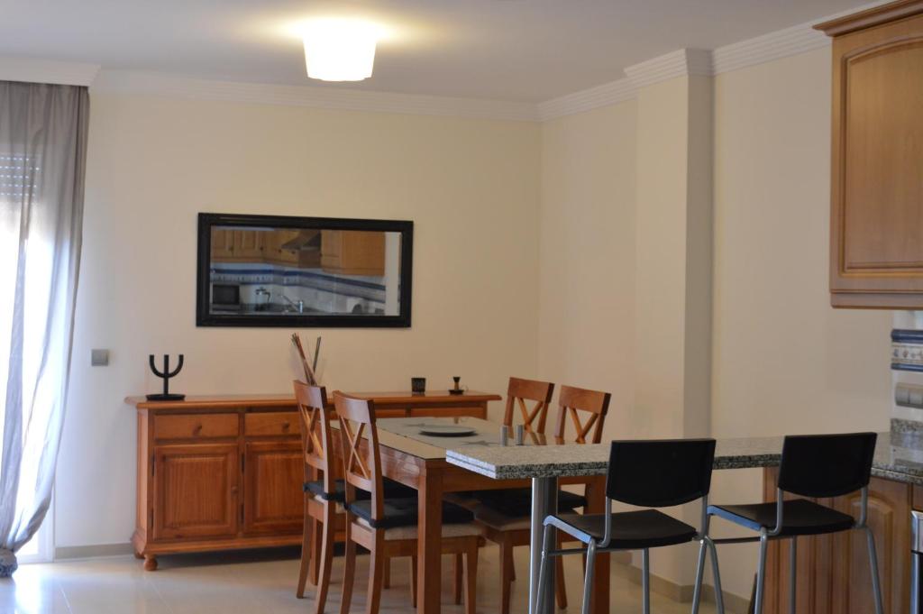 Televízia a/alebo spoločenská miestnosť v ubytovaní Bonito apartamento al lado de la playa con vistas al mar