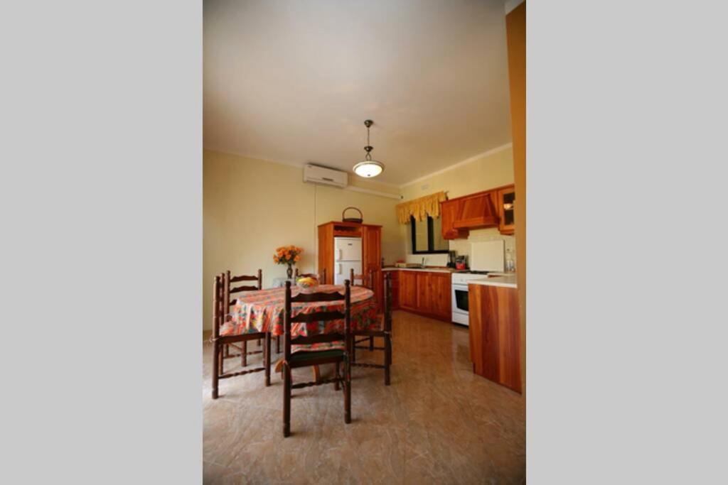Kuchyň nebo kuchyňský kout v ubytování Spacious apartment in Marsalforn, Gozo