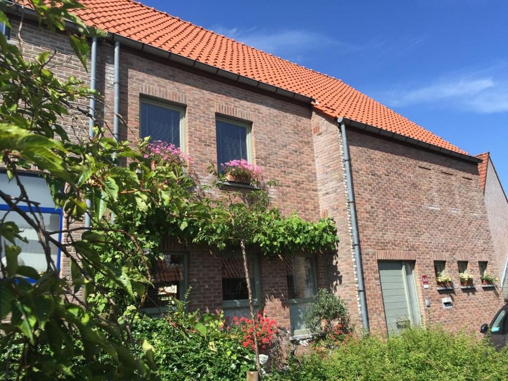 a brick building with flowers in the window at B&B Bella en Basiel in Bruges