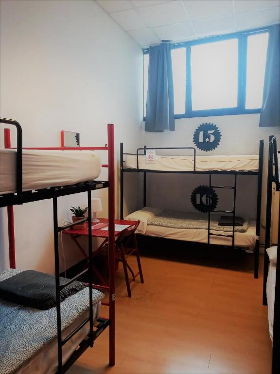 Postel nebo postele na pokoji v ubytování Bilbao Akelarre Hostel