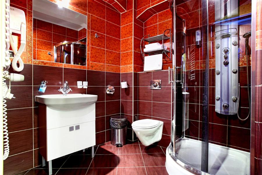 a bathroom with a toilet and a sink and a shower at Usługi Hotelowe 17 Zwiedzanie Muzeum Kresów Gratis in Ostrów Mazowiecka