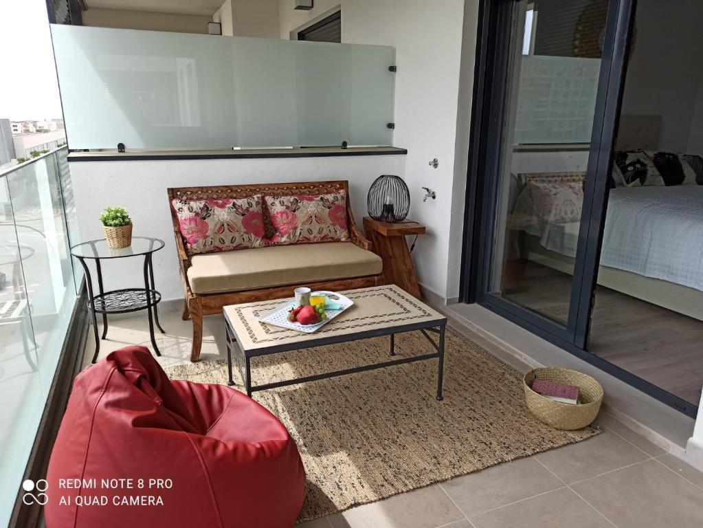 sala de estar con sofá y mesa en Teatinos Suite, en Málaga