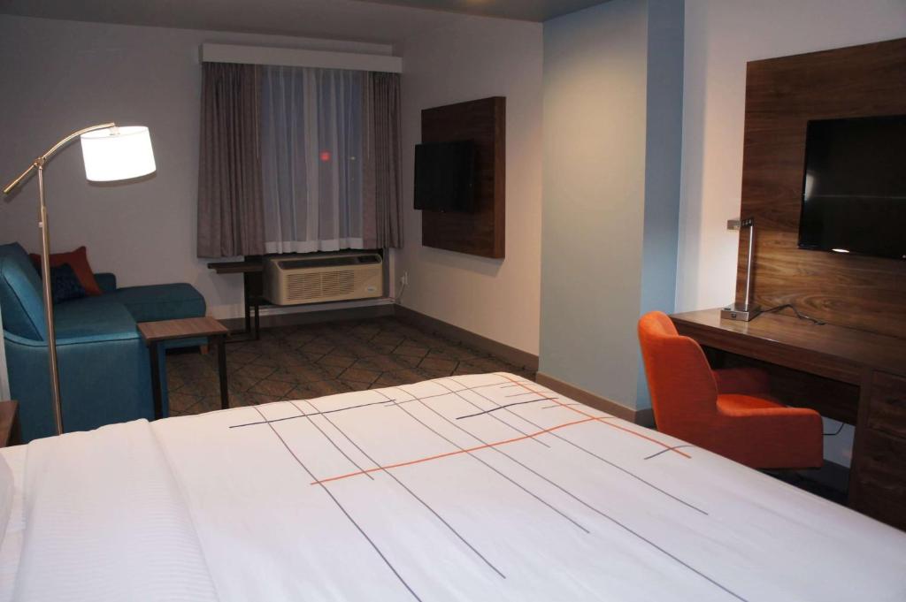 La Quinta Inn & Suites by Wyndham Littleton-Red Rocks photo