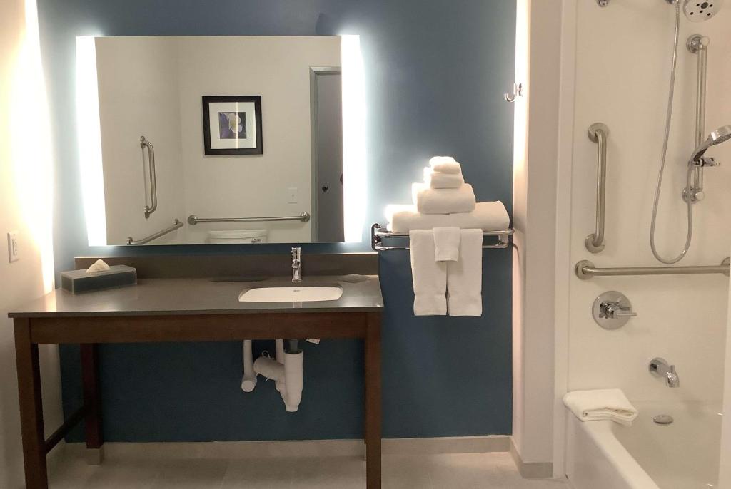 La Quinta Inn & Suites by Wyndham Littleton-Red Rocks - Chambre King Deluxe Avec Baignoire Avec Des Barres De Saisie - Mobilité Accessible / Non-fumeurs