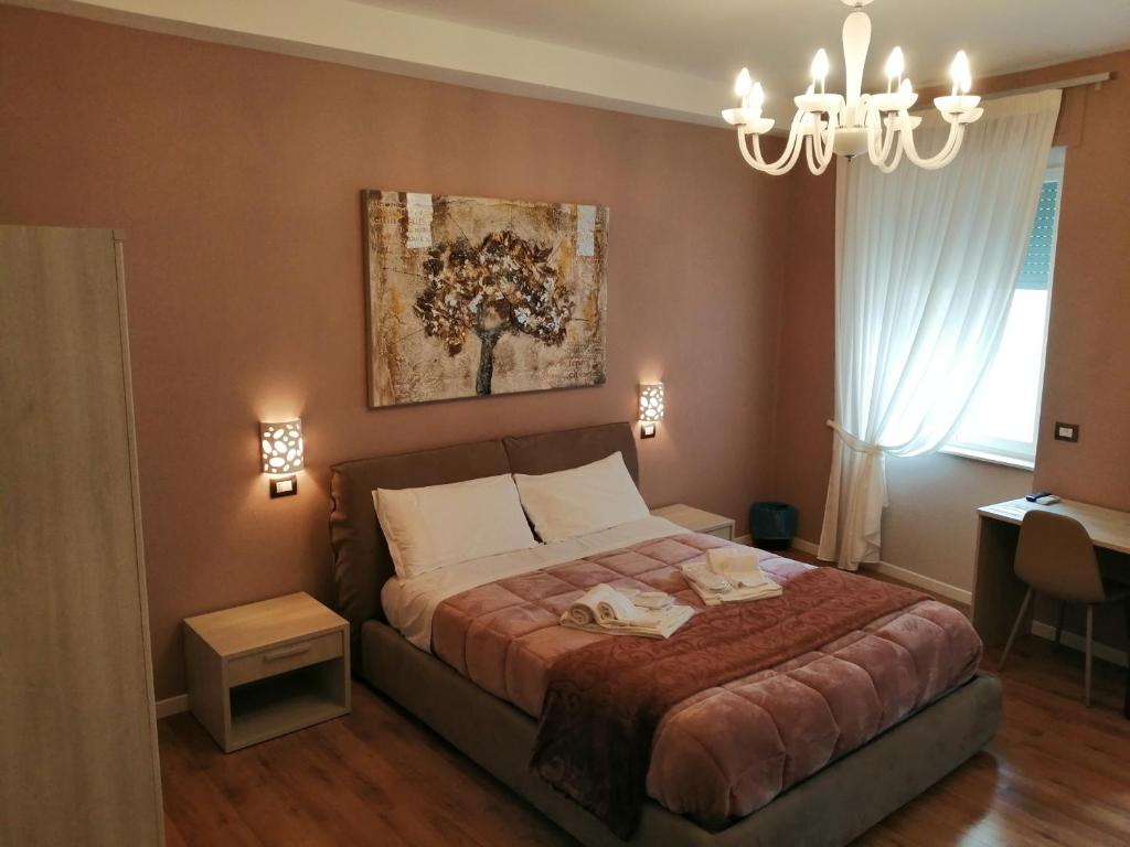 sypialnia z łóżkiem z dwoma ręcznikami w obiekcie Km 0 dal Centro by Tiziana Monaldi w mieście Pitigliano