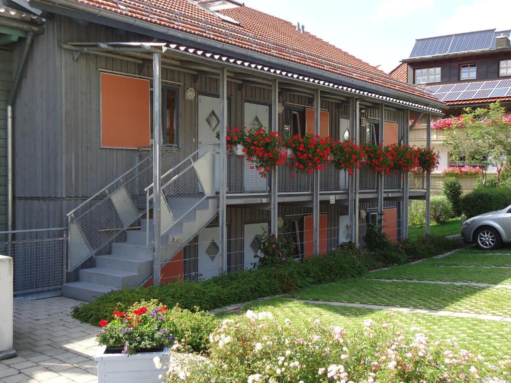 ein Gebäude mit Blumenkästen an der Seite in der Unterkunft Ferienwohnung Bodenmais am Silberberg in Bodenmais