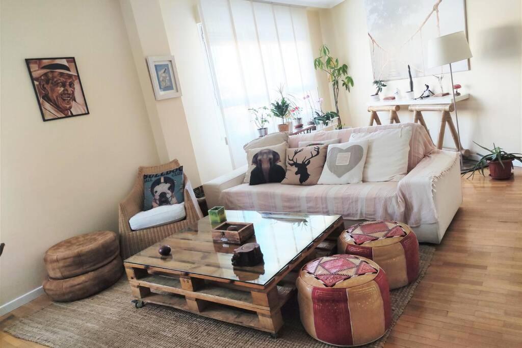 sala de estar con sofá y mesa de centro en Apartamento moderno muy acogedor y luminoso •León en León