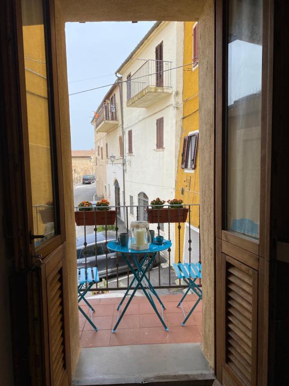 widok z okna na patio ze stołem w obiekcie Tuscany Heba w mieście Magliano in Toscana