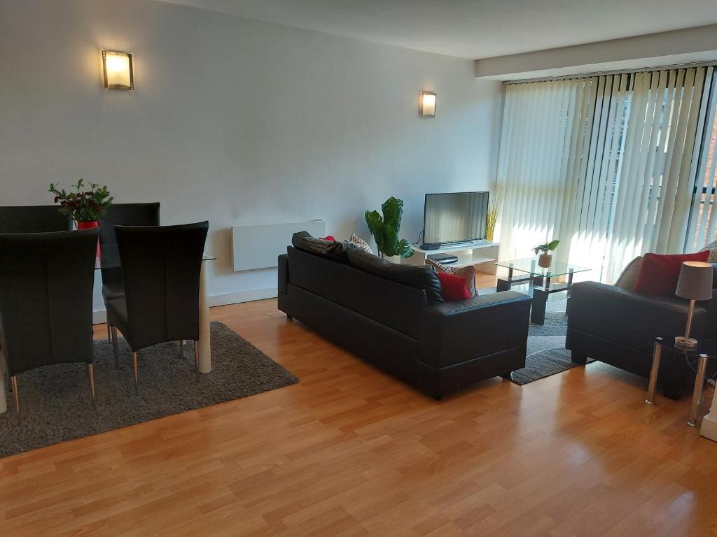 City Centre 2 Bed, 2 Bath, Free Parking & WiFi