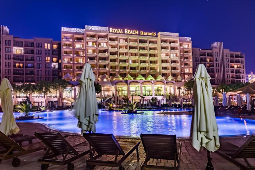 Bazén v ubytování Sunny Beach - Royal Beach Apartment nebo v jeho okolí