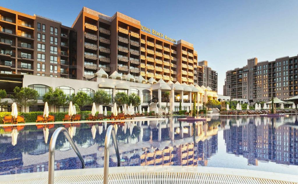 Bazén v ubytování Sunny Beach - Royal Beach Apartment nebo v jeho okolí