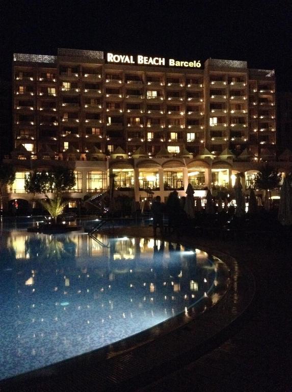 Bazén v ubytování Sunny Beach - Royal Beach Apartment nebo v jeho okolí