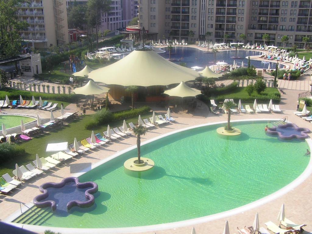 Bazén v ubytování Sunny Beach - Royal Beach Apartment nebo v jeho okolí