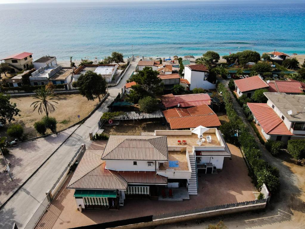 カーポ・ヴァチカーノにあるcasa vacanze margheritaの海辺の村の空中風景
