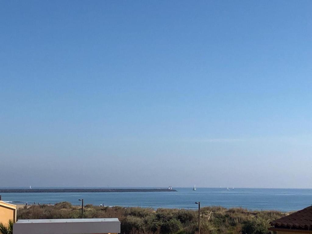 une vue sur l'océan depuis un immeuble dans l'établissement appartement vue mer, au Cap d'Agde