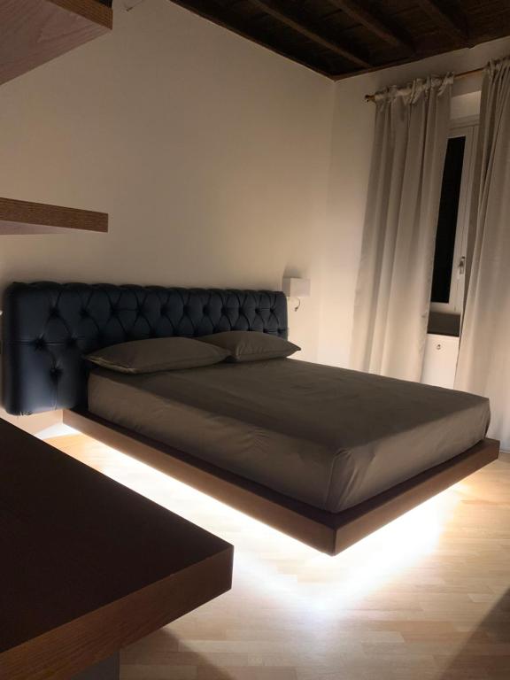 Un dormitorio con una cama grande con luz. en Luxury Roman Holiday Coronari, en Roma