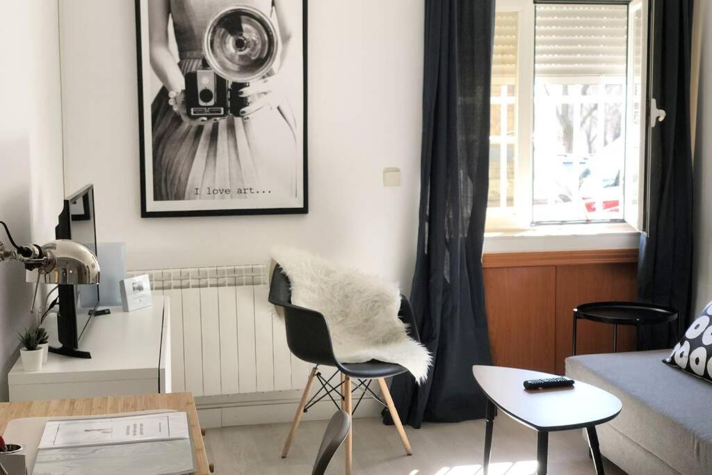 sala de estar con silla y mesa en Apartamento Casa de Campo, en Madrid