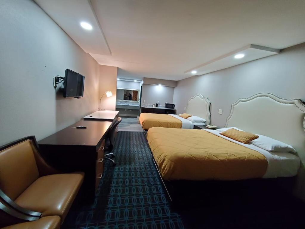 Tempat tidur dalam kamar di Scottish Inns & Suites