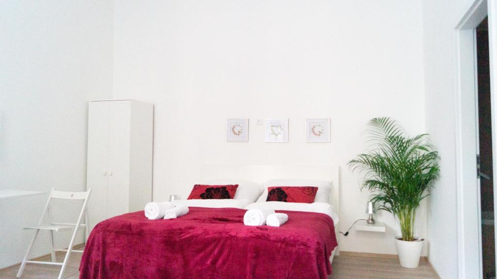 A bed or beds in a room at Superb 3 Apt Complex for 9P near Wiener Stadthalle