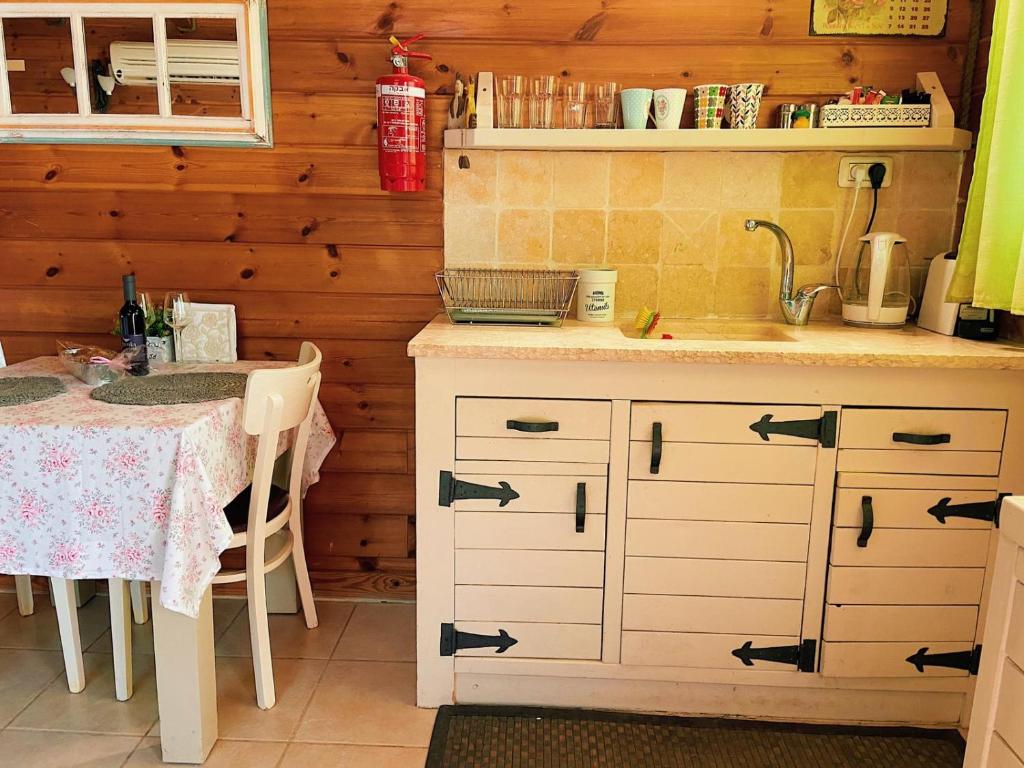 Kuchyň nebo kuchyňský kout v ubytování Julie's Cabins