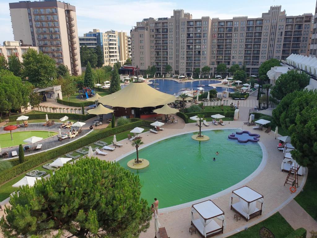 Bazén v ubytování Sunny Beach - Royal Beach Apartment nebo v jeho okolí