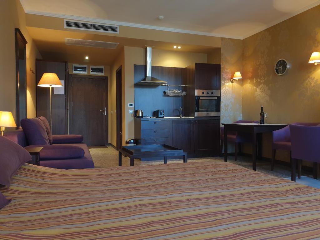 Kuchyň nebo kuchyňský kout v ubytování Sunny Beach - Royal Beach Apartment