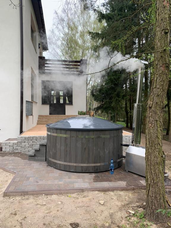 a hot tub in a yard next to a building at Willa nad Pilicą 