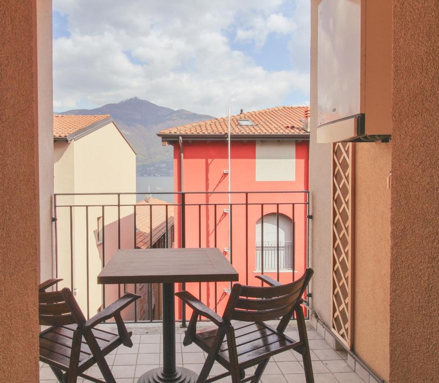 a table and chairs on a balcony with a view at Mimosa 24 in Acquaseria