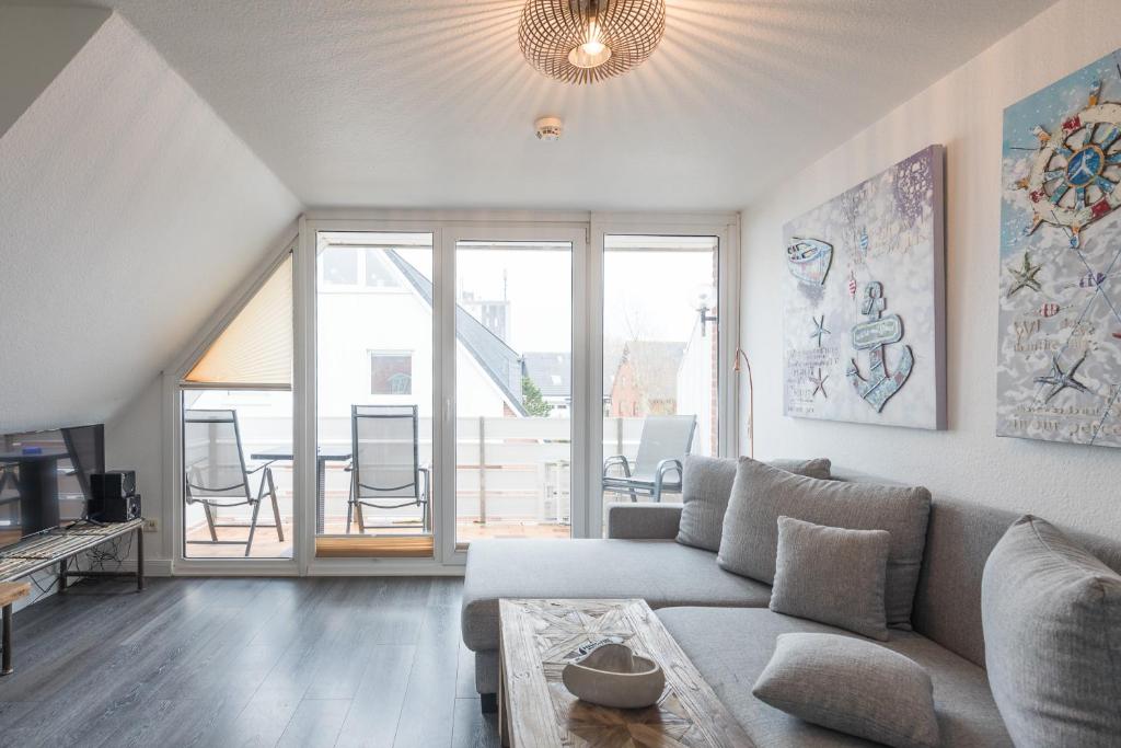 een woonkamer met een bank en een tafel bij Seaside in Westerland