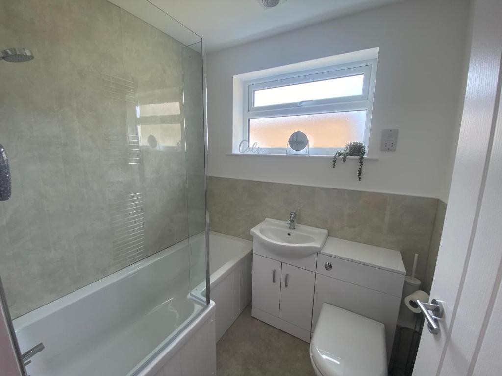 Koupelna v ubytování Bay - Brambles Chine, Colwell Bay - 5 star WiFi - Short walk to The Hut and beach - 1 night stays available - Ferry offers
