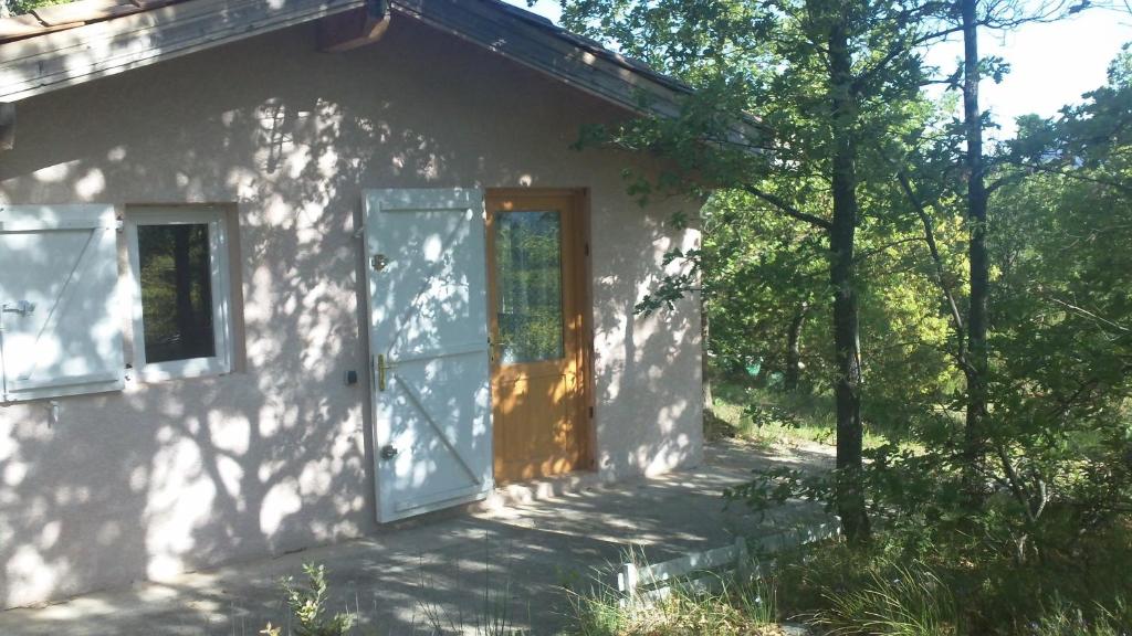 Casa blanca pequeña con puerta y ventanas en L'Aubépine, en Mollans-sur-Ouvèze